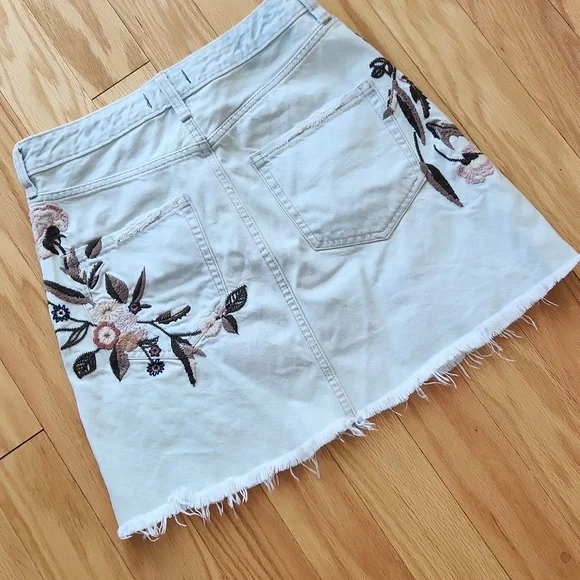 Abercrombie & Fitch Floral Embroidered Mini Skirt - Picture 8 of 10